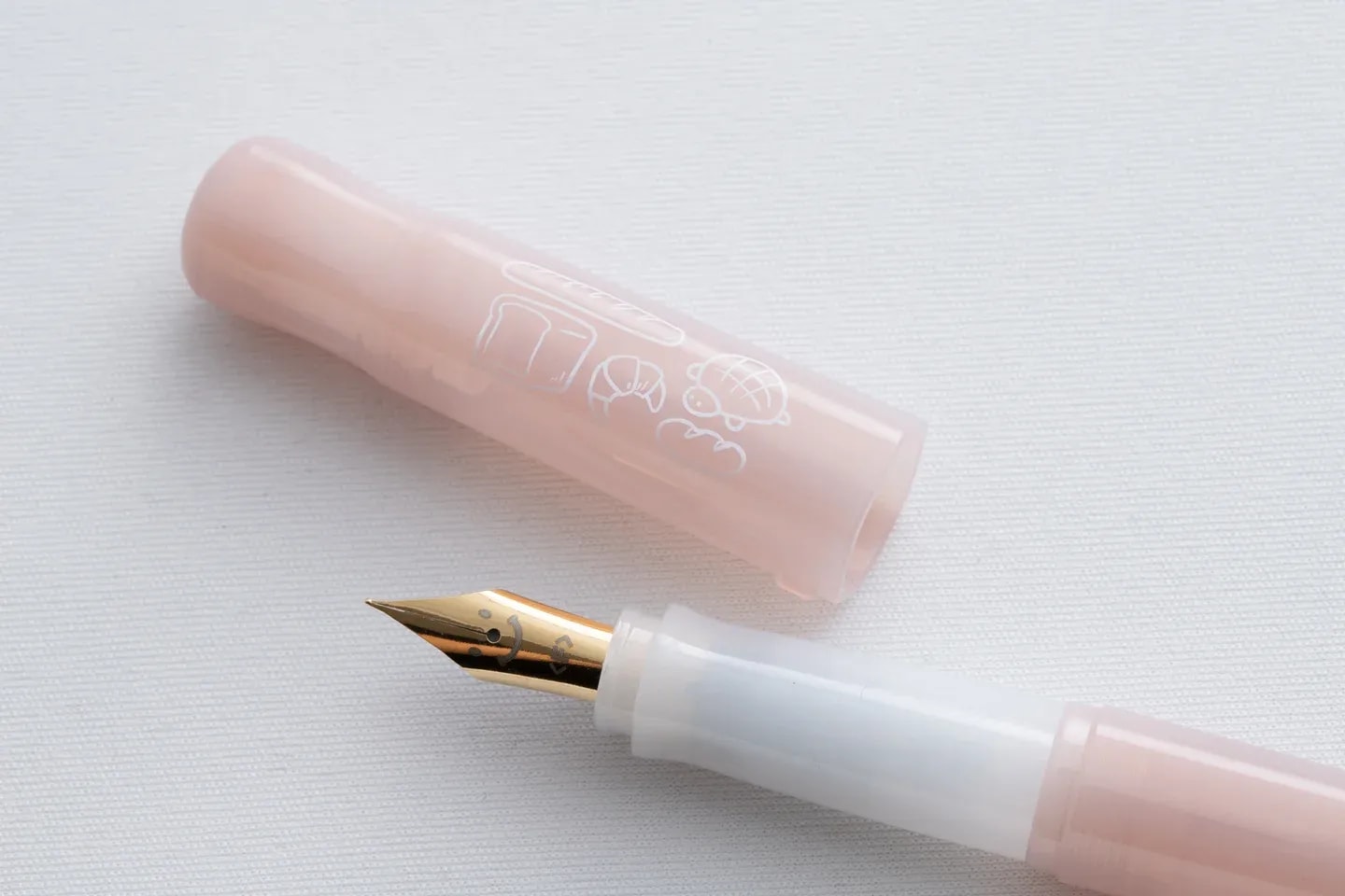 The Kakuno Madoromi fountain pen sporting bread